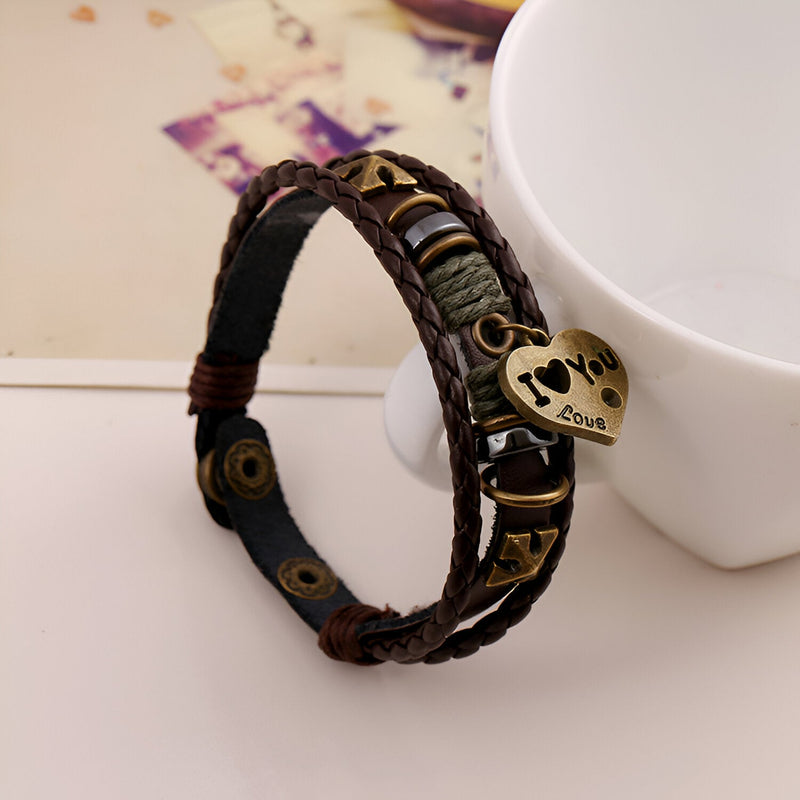 Bracelet multi-rangs en cuir marron avec breloque cœur "I love you" et fermoir bouton pression.