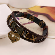 Bracelet multi-rangs marron en cuir tressé avec plaque cœur gravée "I love you" et fermoir boutons-pression.