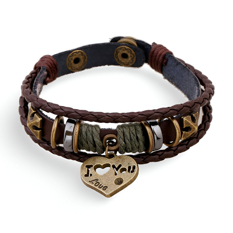 Bracelet multi-rangs en cuir marron avec breloque cœur "I love you" et détails métalliques dorés.