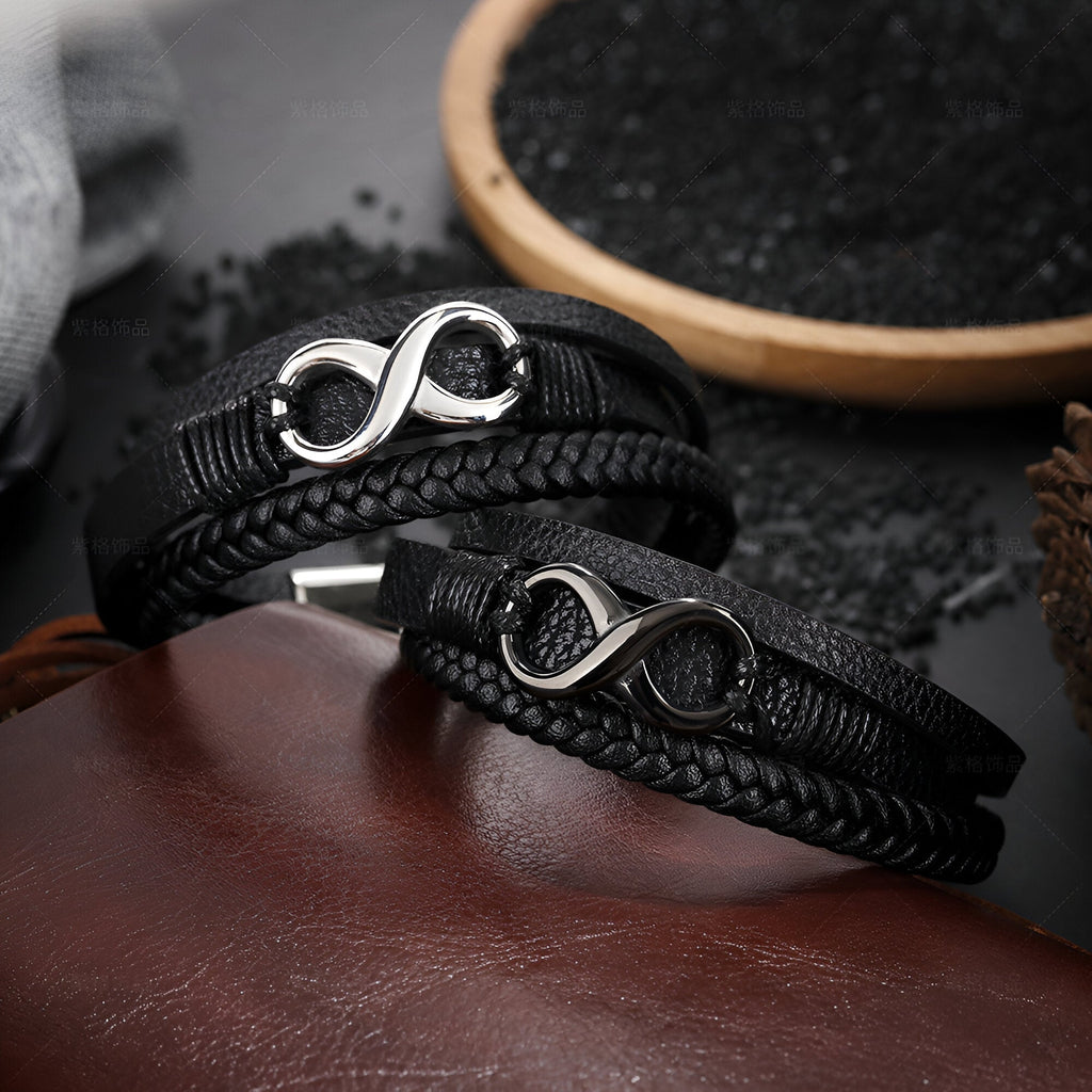 Bracelet homme multi-rangs en cuir noir avec motif infini en métal argenté.