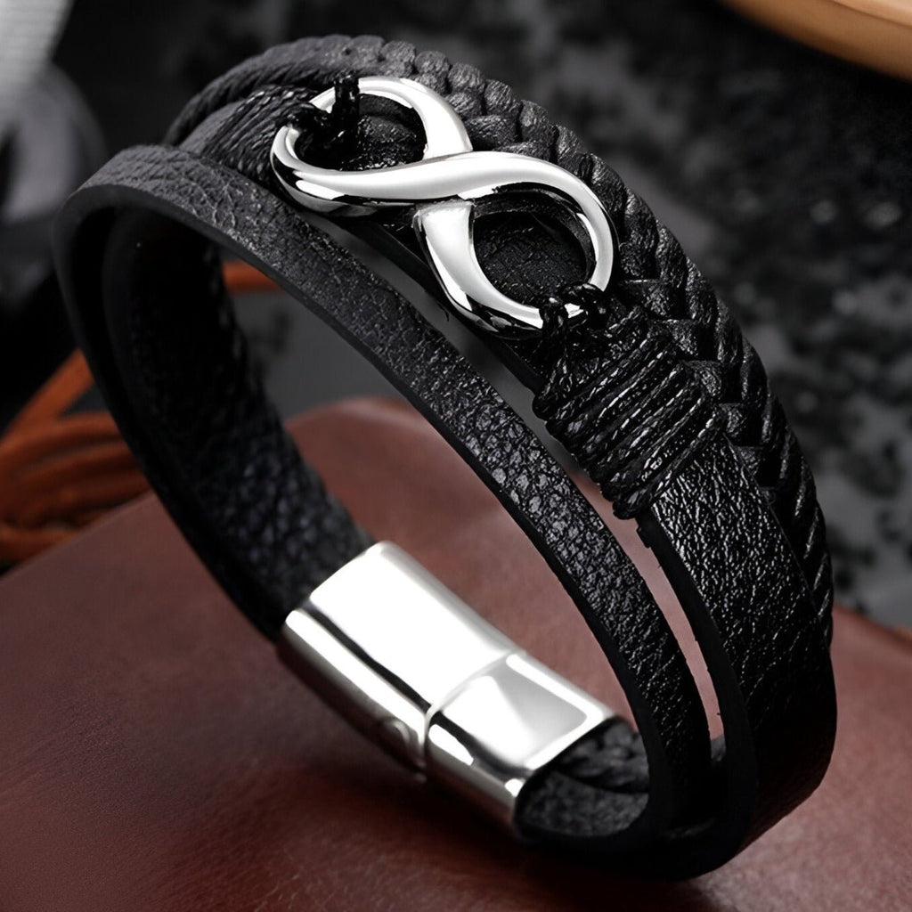 Bracelet homme en cuir noir multi-rangs avec motif infini argenté et fermoir magnétique acier.