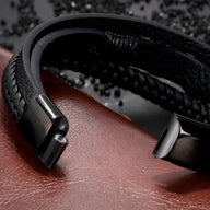 Bracelet multi-rangs en cuir noir avec motif infini et fermoir métallique noir mat.