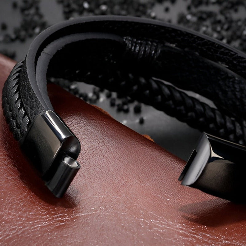 Bracelet multi-rangs en cuir noir avec motif infini et fermoir métallique noir mat.