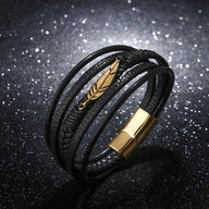Bracelet multi-rangs en cuir noir avec motif plume dorée et fermoir magnétique or brillant.