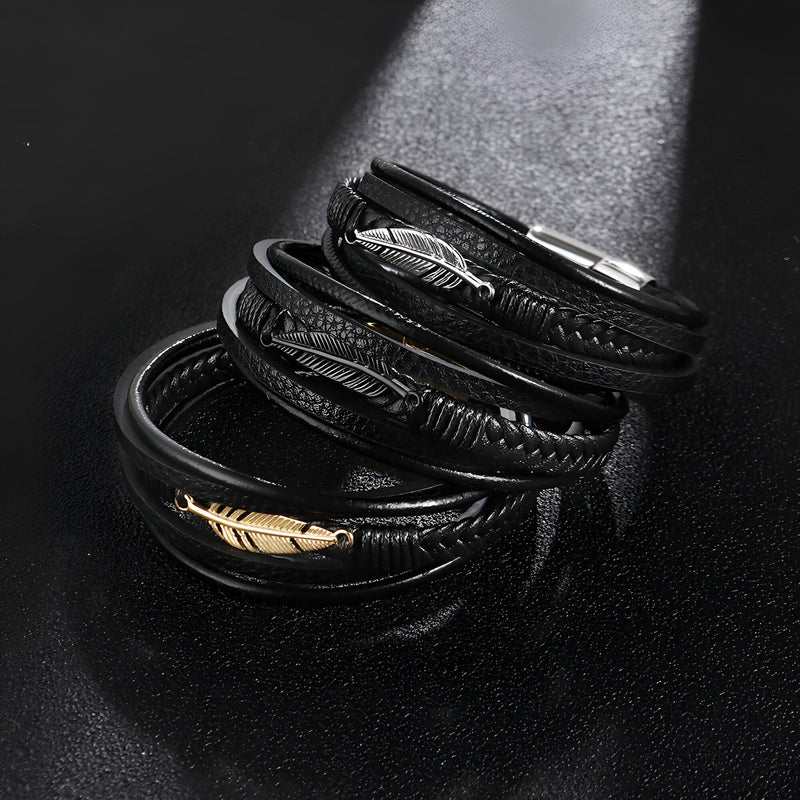 Bracelet multi-rangs en cuir noir avec motif plume en métal doré et argenté, style masculin contemporain.