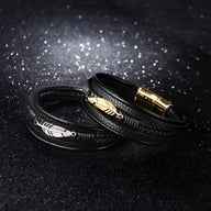 Bracelet en cuir noir multi-rangs avec motif plume en métal doré et argenté, fermeture magnétique.