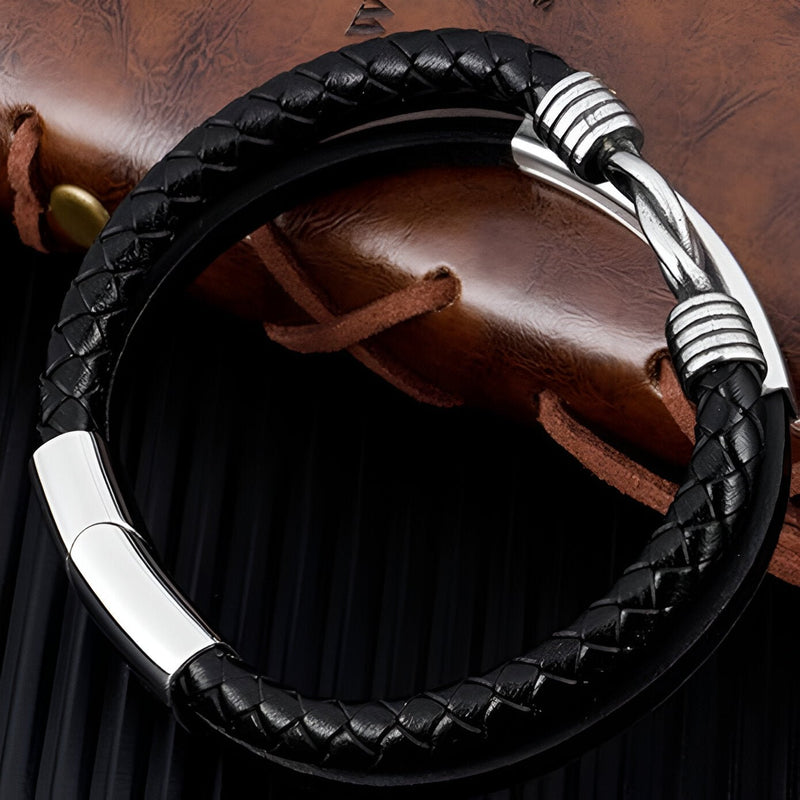 Bracelet multi-rangs en cuir noir tressé avec fermoir argenté texturé élégant.