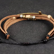 Bracelet homme multi-rangs en cuir marron avec charm grande croix métal doré et fermoir ajustable noir.