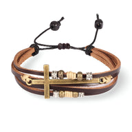 Bracelet homme multi-rangs en cuir marron avec grande croix dorée et perles décoratives ajustable.
