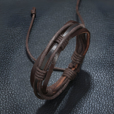 Bracelet en cuir marron café multi-rangs pour homme avec lanières tressées et fermeture réglable.