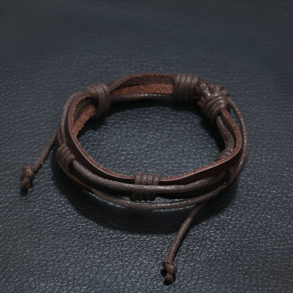 Bracelet multi-rangs en cuir café avec cordons ajustables pour homme, modèle Zéphyr.