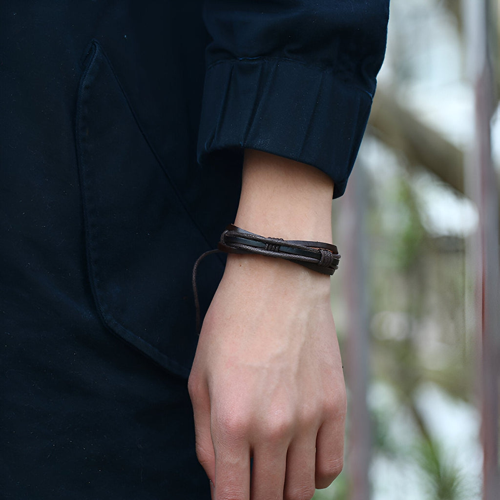 Bracelet multi-rangs en cuir café pour homme, style épuré avec fermeture ajustable.