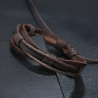 Bracelet multi-rangs en cuir café avec lien ajustable pour homme, style décontracté.