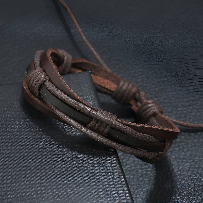 Bracelet multi-rangs en cuir café avec lien ajustable pour homme, style décontracté.