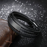 Bracelet multi-rangs en cuir noir avec plaque métallique et détails tressés, style tendance Clément.