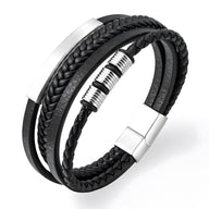 Bracelet multi-rangs en cuir noir avec plaque argentée et fermoir magnétique en acier inoxydable.