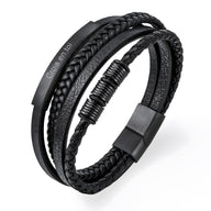 Bracelet multi-rangs en cuir noir avec plaque gravée "C'est en toi" et fermoir magnétique noir mat.