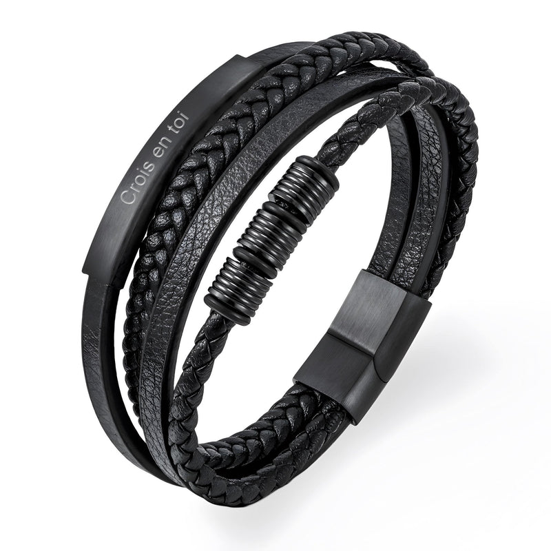 Bracelet multi-rangs en cuir noir avec plaque gravée "C'est en toi" et fermoir magnétique noir mat.