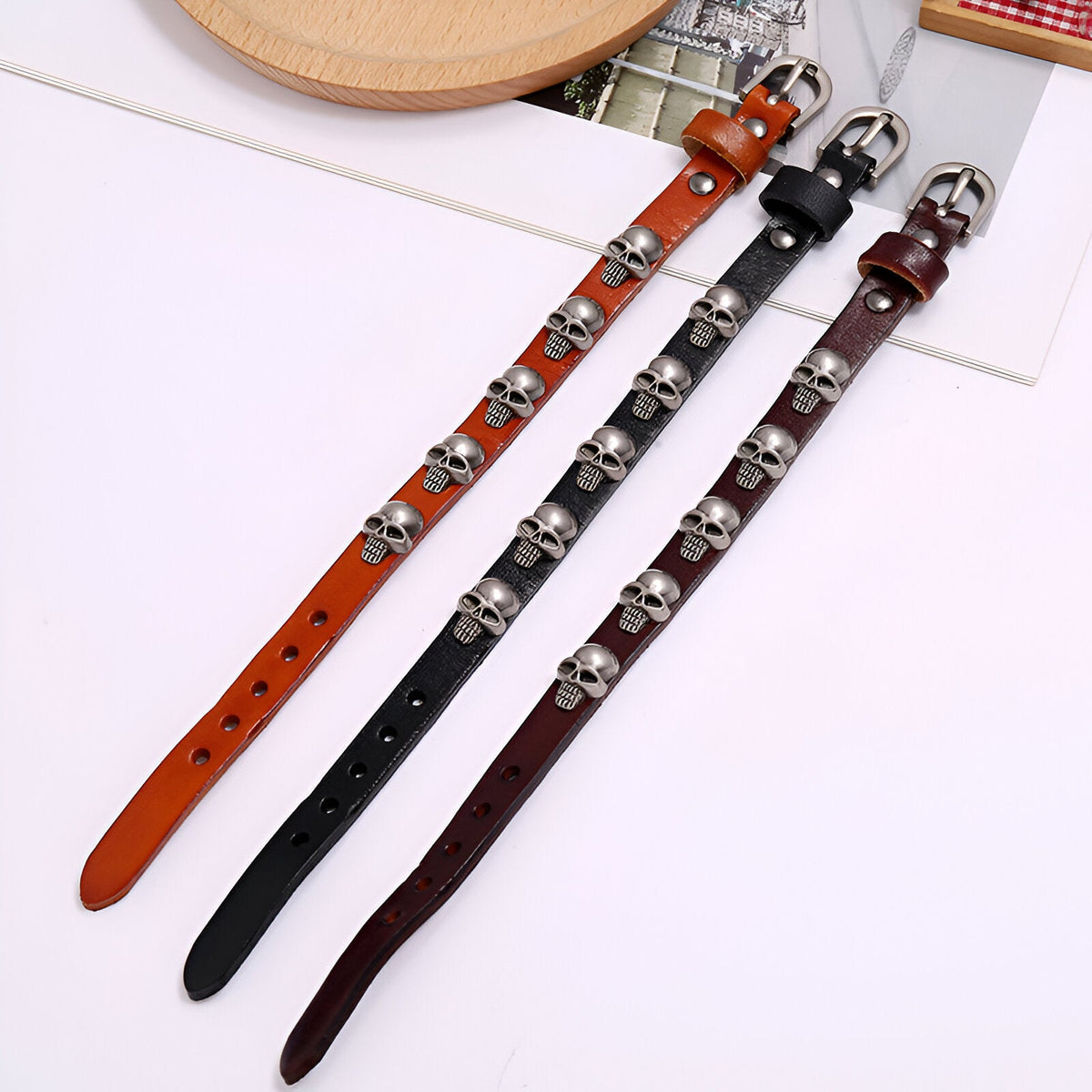 Bracelet en cuir marron avec têtes de mort argentées pour homme, modèle Dallas  .