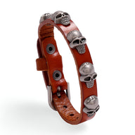 Bracelet en cuir café orné de têtes de mort argentées, style biker pour homme.