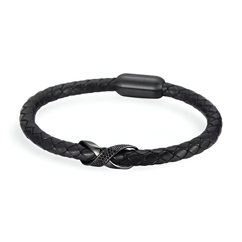 Bracelet masculin en cuir noir tressé avec nœud central en acier noir mat et fermeture magnétique.