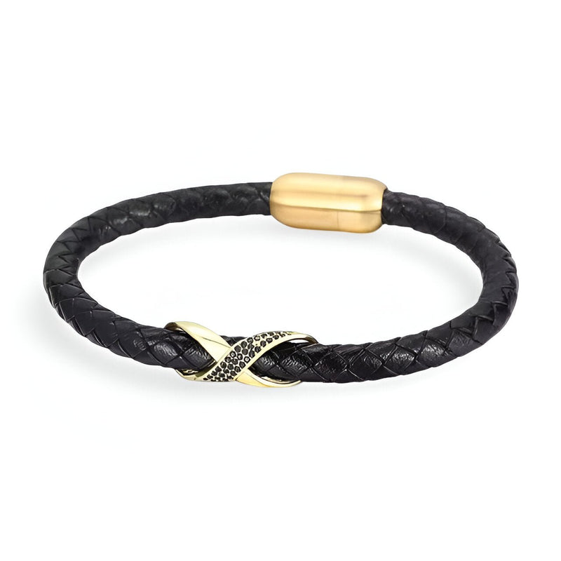 Bracelet en cuir noir tressé avec nœud en acier doré et fermeture magnétique dorée.