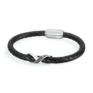 Bracelet en cuir noir tressé avec nœud central en acier argenté et fermeture magnétique.