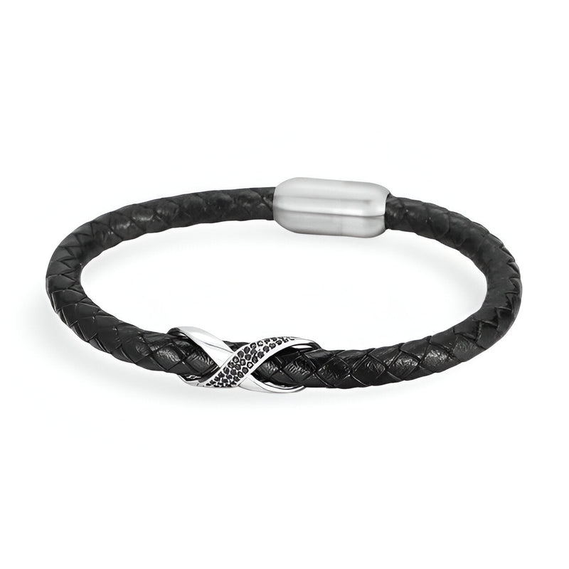 Bracelet en cuir noir tressé avec nœud central en acier argenté et fermeture magnétique.