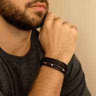 Bracelet masculin multi-rangs en cuir noir avec perles œil de tigre et tressage élégant.
