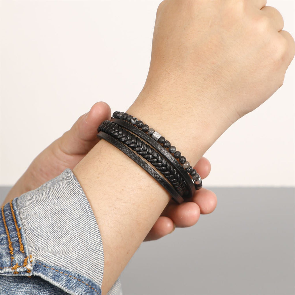 Bracelet multi-rangs en cuir noir avec perles œil de tigre marron et tressage élégant, style masculin moderne.