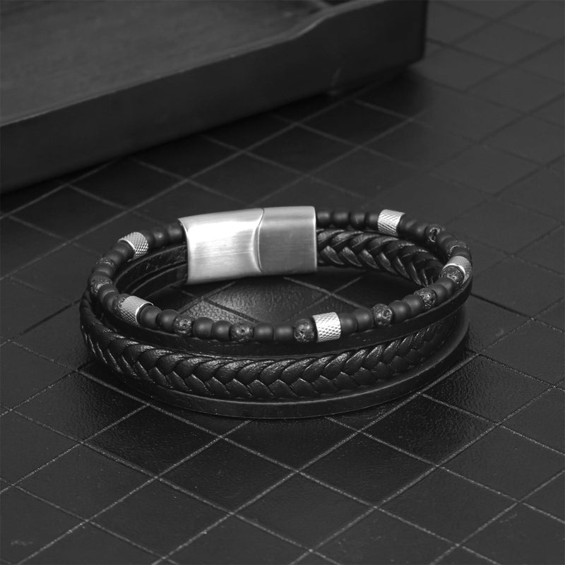 Bracelet homme multi-rangs en cuir noir tressé et perles noires avec fermoir métallique argenté mat.