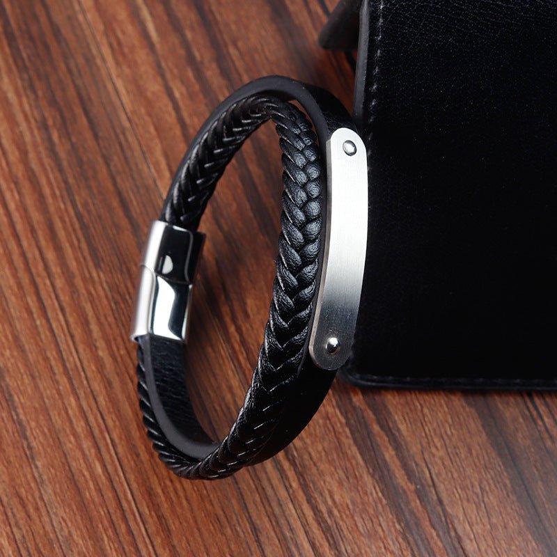 Bracelet noir en cuir tressé avec plaque acier gravée et fermoir magnétique argenté élégant.
