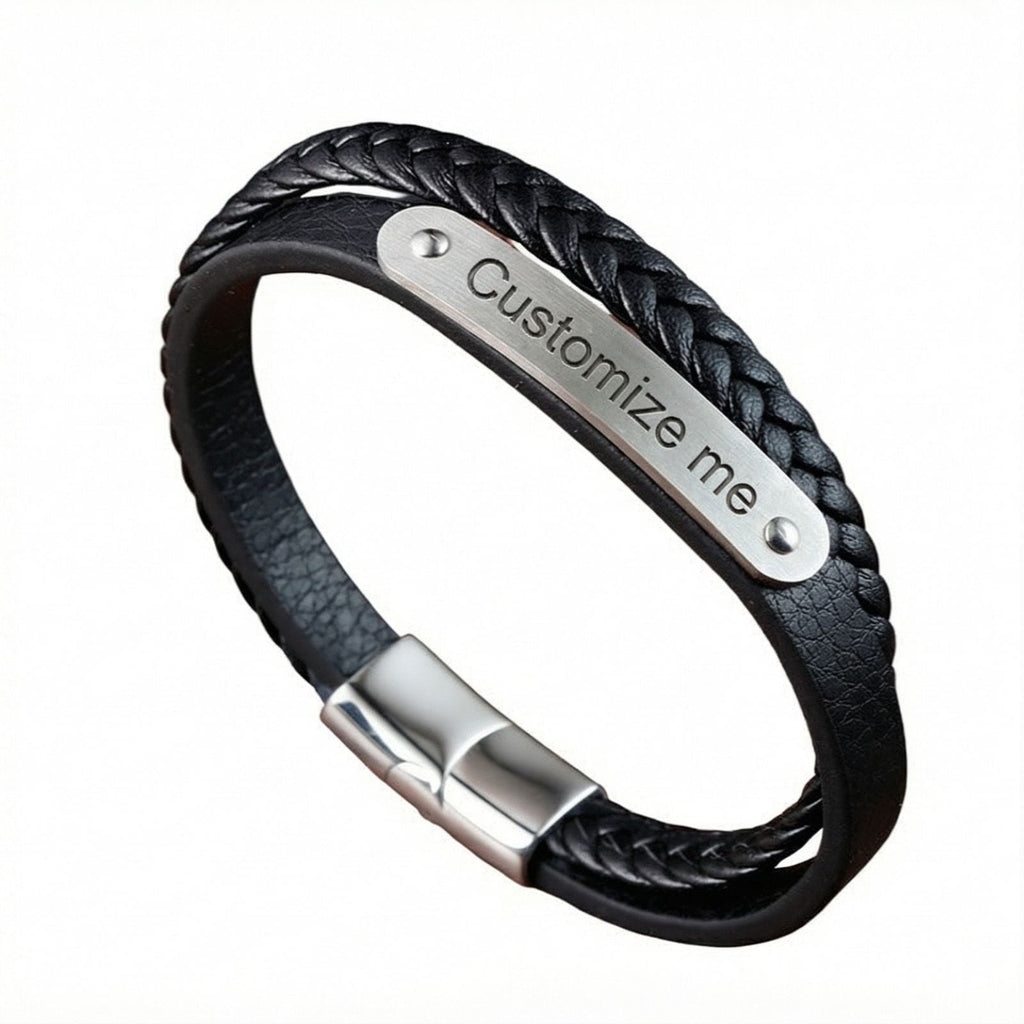 Bracelet en cuir noir tressé avec plaque acier gravée « Customize me » et fermoir magnétique argenté élégant.