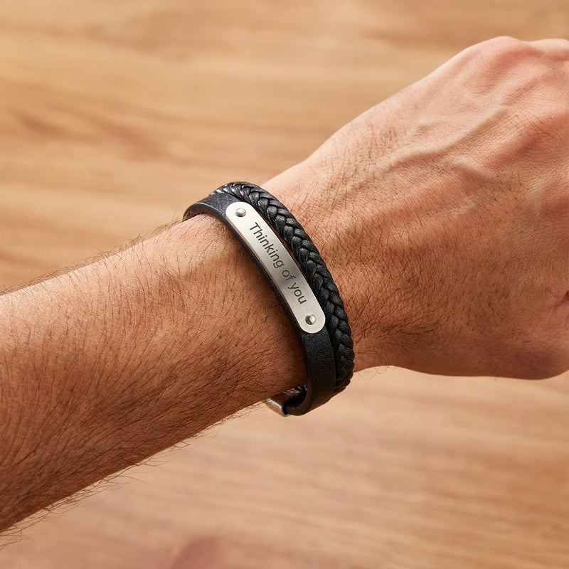Bracelet en cuir noir tressé avec plaque acier gravée et fermoir magnétique élégant, style masculin.