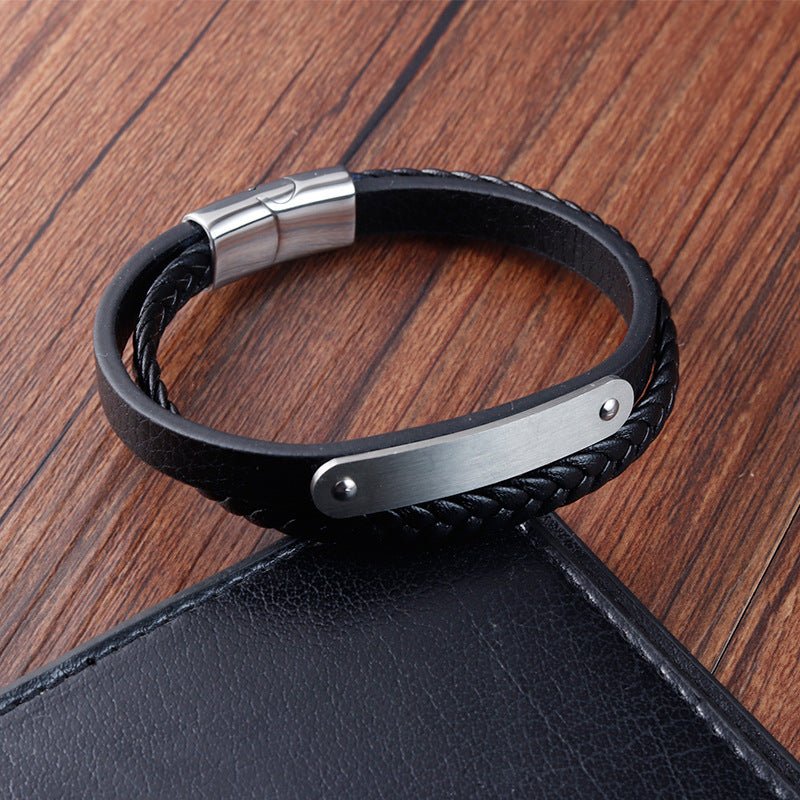 Bracelet en cuir noir double tour avec plaque en acier inoxydable gravée et fermoir magnétique métallique brillant.
