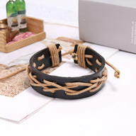 Bracelet en cuir noir avec fils beige entrelacés et fermoir coulissant réglable.
