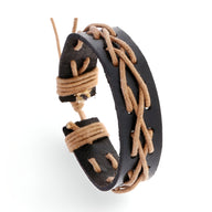 Bracelet en cuir noir pour homme avec fils entrelacés en corde beige, style tressé.