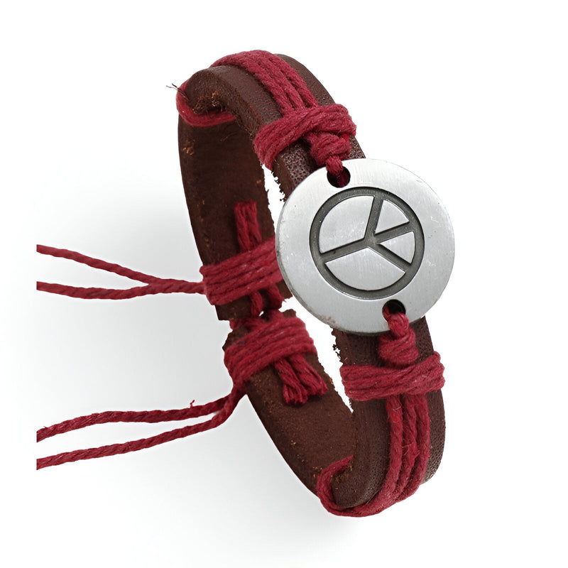 Bracelet en cuir marron avec cordons rouges et médaille en métal argenté gravée d’un symbole Peace and Love.