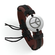 Bracelet en cuir marron avec cordons noirs et médaillon rond argenté gravé du symbole peace and love.
