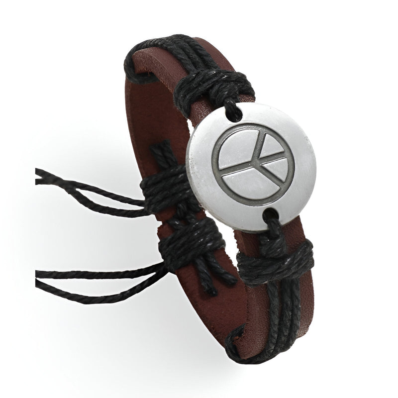 Bracelet en cuir marron avec cordons noirs et médaillon rond argenté gravé du symbole peace and love.