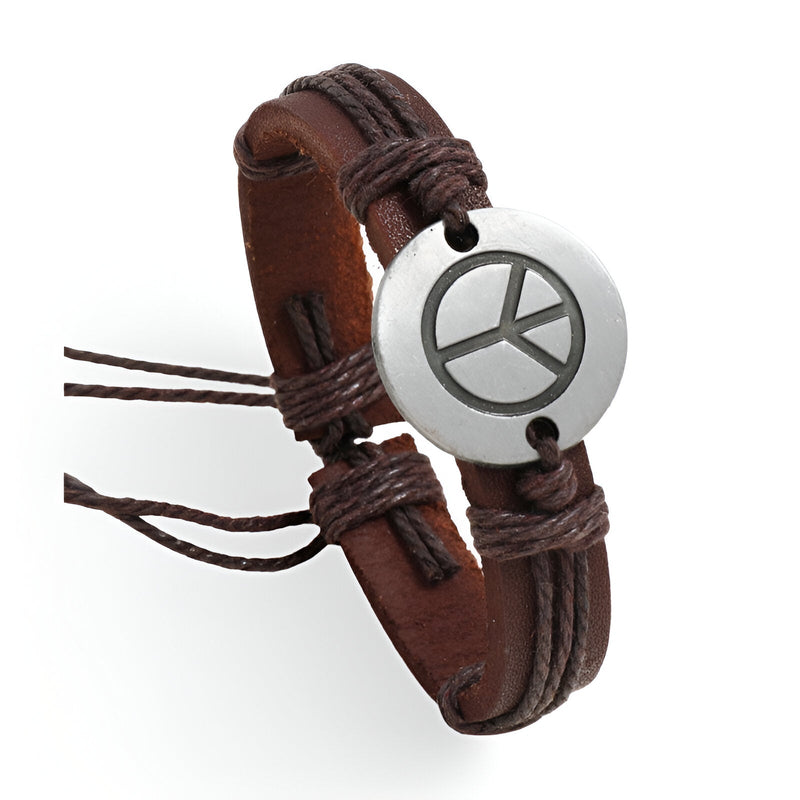 Bracelet en cuir marron avec médaille ronde argentée gravée du symbole paix et lanières tressées.