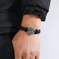 Bracelet en cuir noir tressé avec médaille ronde gravée du symbole Peace and Love, style mixte.