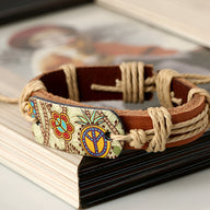 Bracelet en cuir marron avec plaque décorative Peace and Love colorée et liens tressés beige.