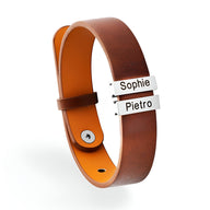 Bracelet en cuir marron avec deux plaques métalliques gravées Sophie et Pietro.