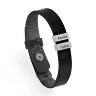 Bracelet en cuir noir avec deux plaques métalliques gravées «Aradia» et «Luiza».