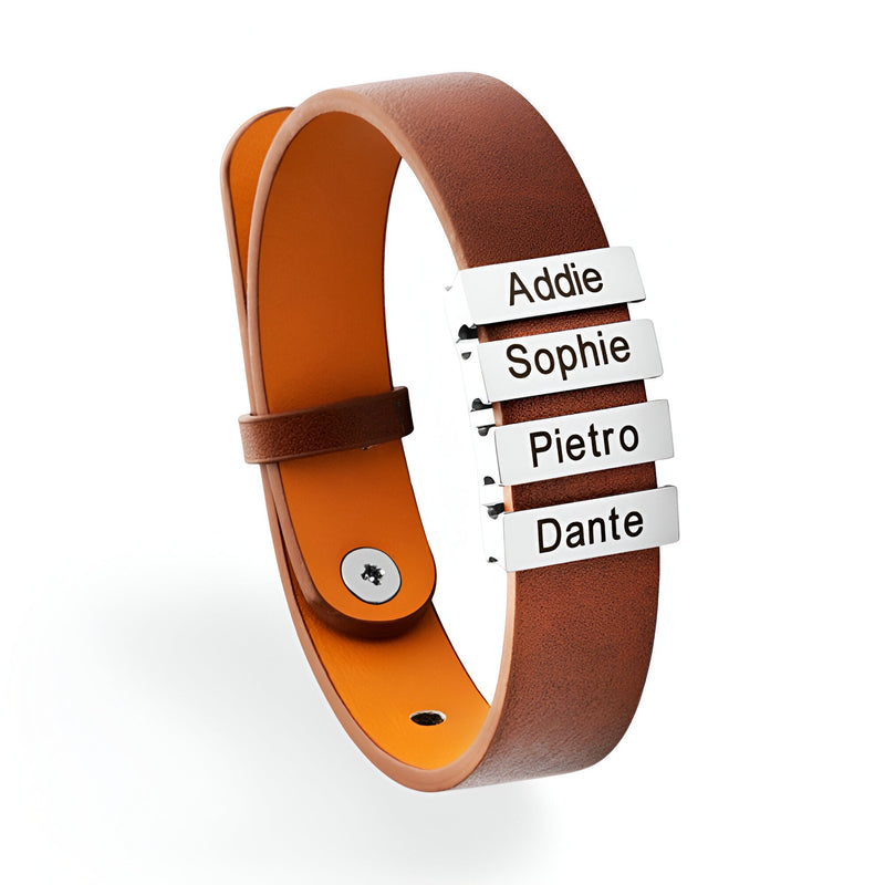 Bracelet en cuir marron avec quatre plaques métalliques gravées de noms personnalisés.