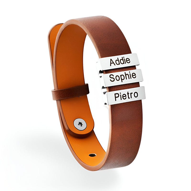 Bracelet en cuir marron avec trois plaques argentées gravées Addie, Sophie, Pietro.