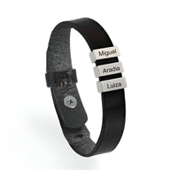 Bracelet en cuir noir avec trois plaques métalliques gravées des prénoms Miguel, Aradia, Luiza.