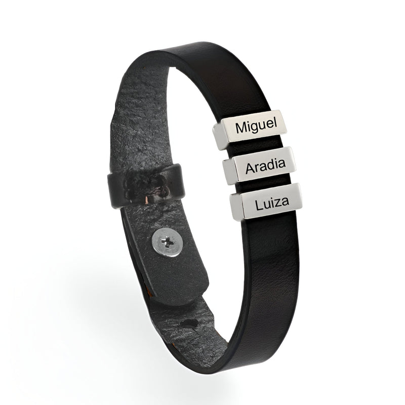 Bracelet en cuir noir avec trois plaques métalliques gravées des prénoms Miguel, Aradia, Luiza.