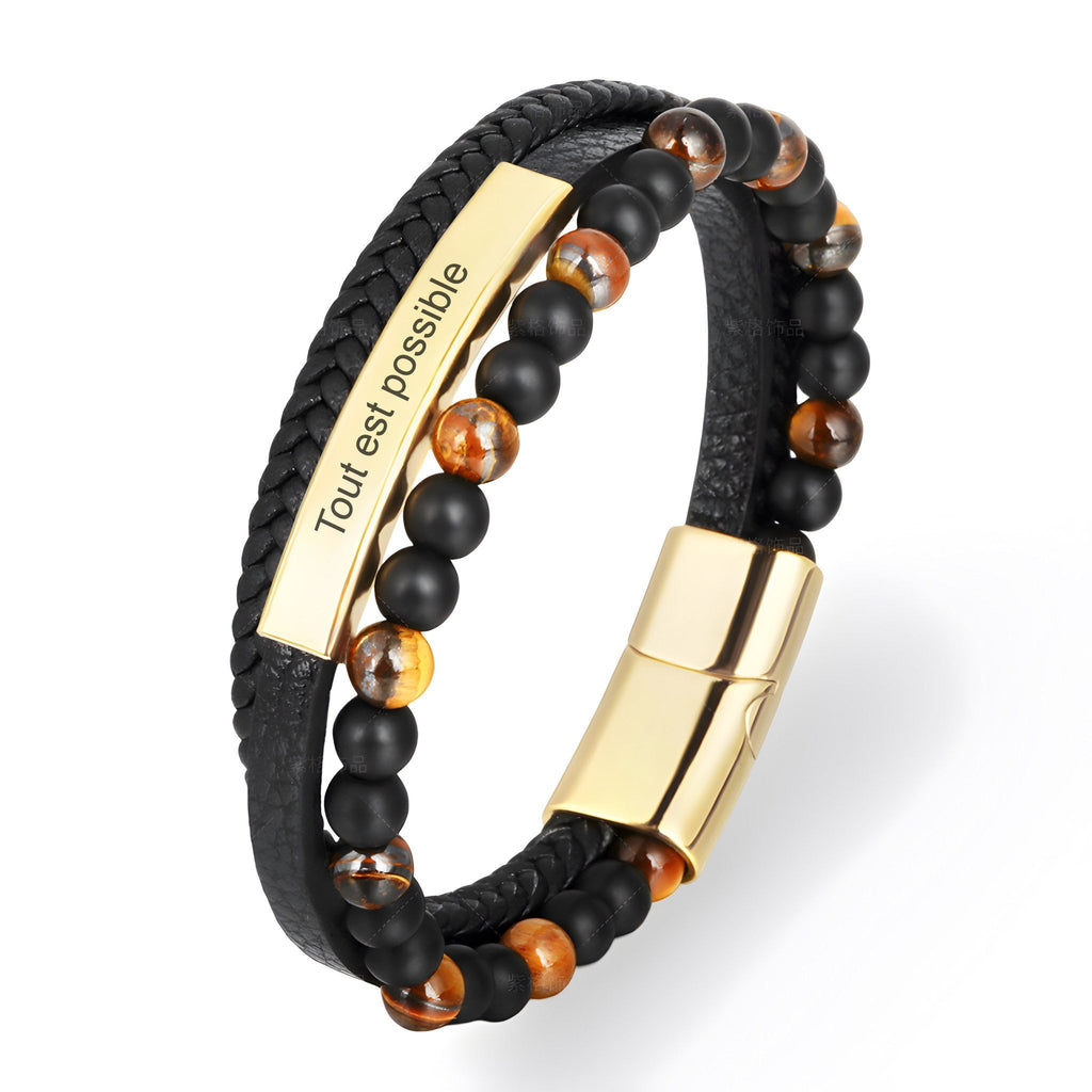 Bracelet homme en cuir noir tressé avec perles œil de tigre et plaque personnalisée dorée.